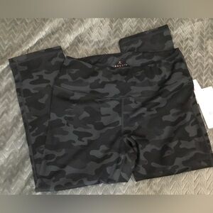 Danskin Camo Capri Legging NWT L